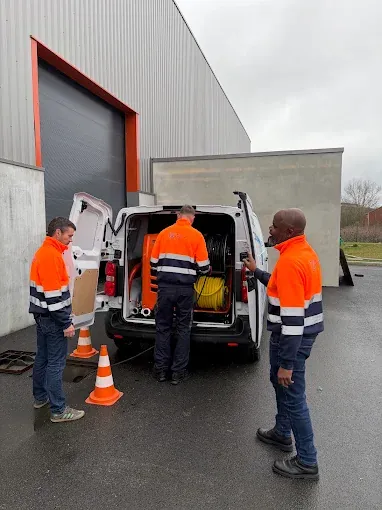 L'équipe NousDébouchons prépare le camion de débouchage avant une intervention à Lille