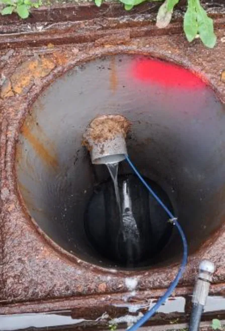 Regard de canalisation après débouchage : l'eau s'écoule à nouveau normalement